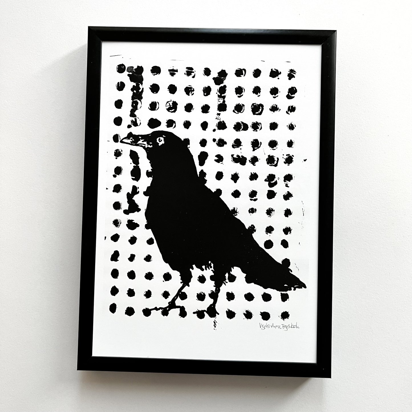 KRÅKA kunstprint i smal sort metallramme