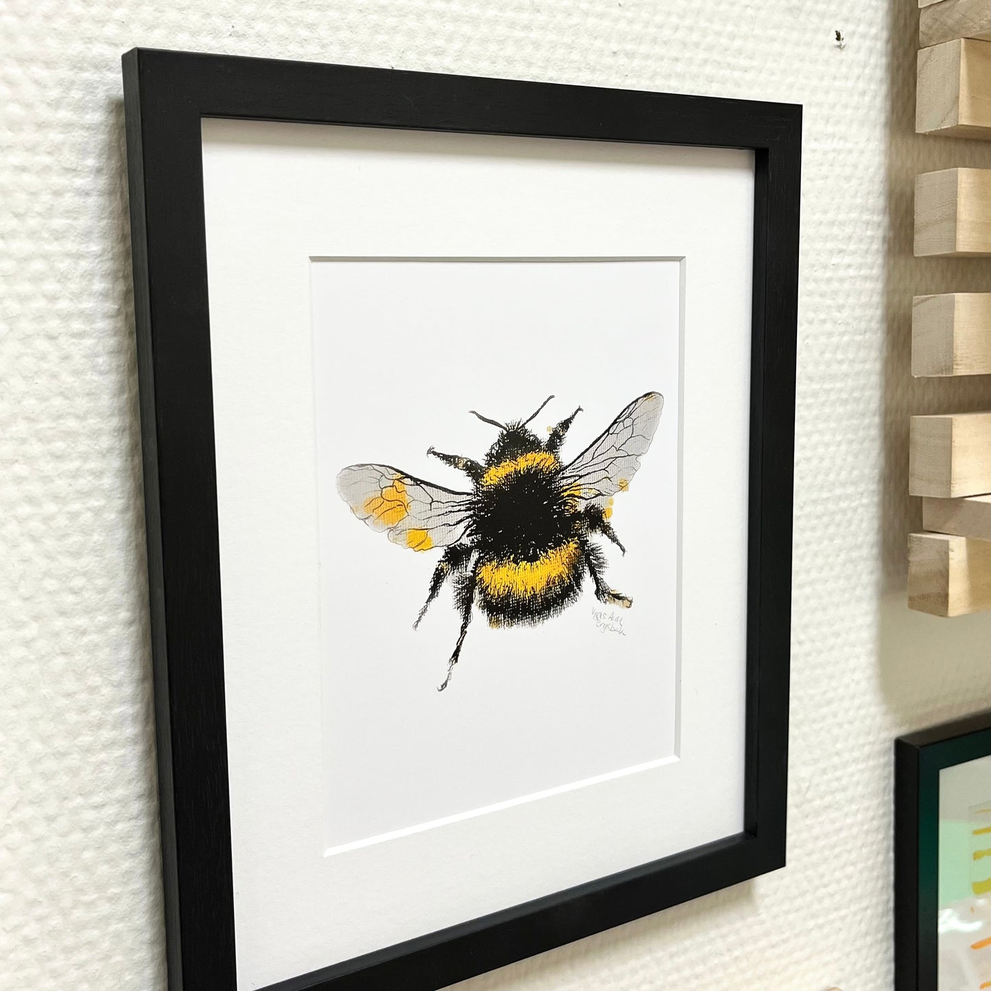 HUMLA kunstprint i smal sort ramme