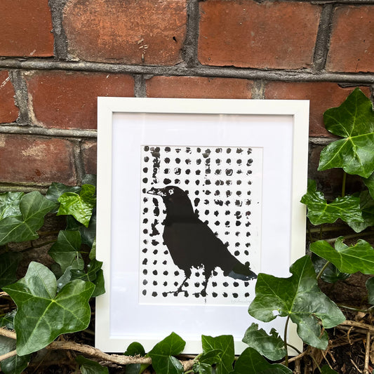 KRÅKA kunstprint i smal hvit ramme
